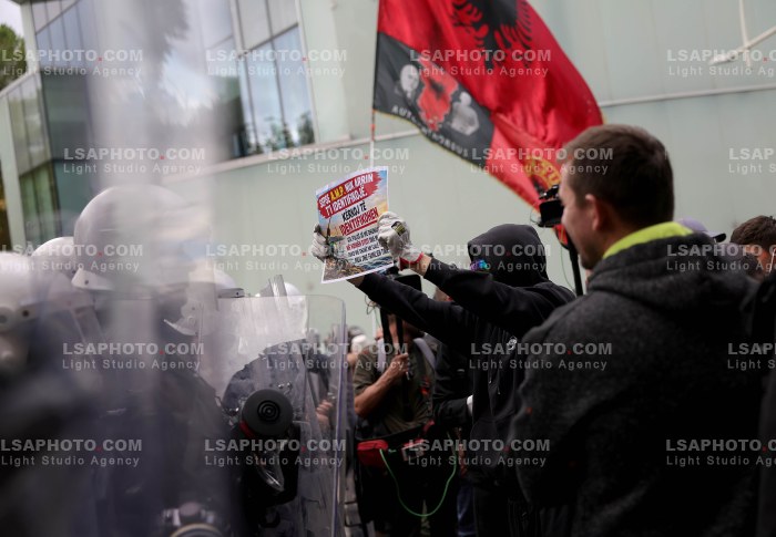 Protesta e Thirrur nga Studentet Perpara Parlamentit