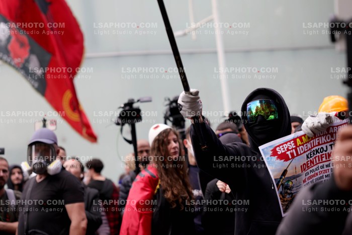 Protesta e Thirrur nga Studentet Perpara Parlamentit