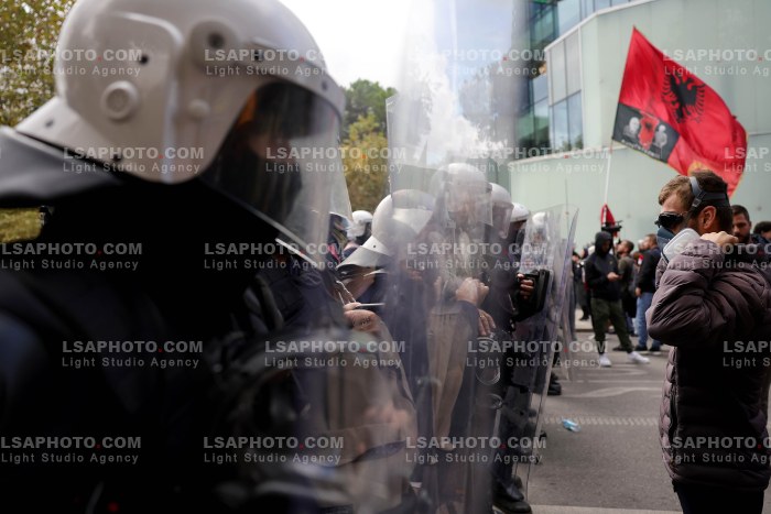 Protesta e Thirrur nga Studentet Perpara Parlamentit