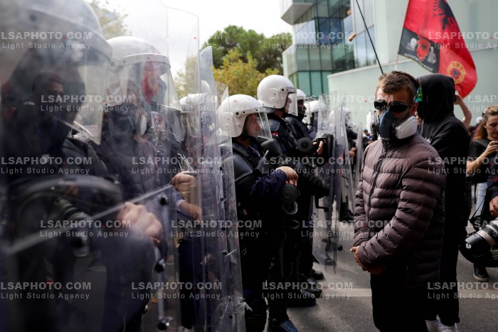Protesta e Thirrur nga Studentet Perpara Parlamentit