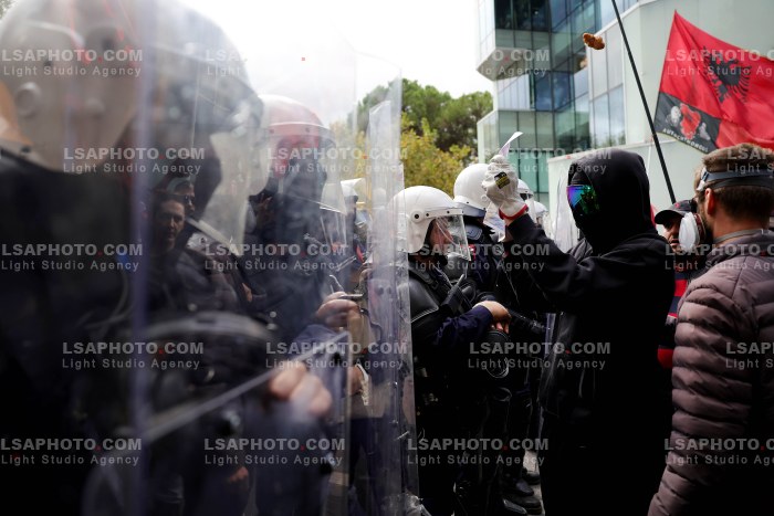 Protesta e Thirrur nga Studentet Perpara Parlamentit