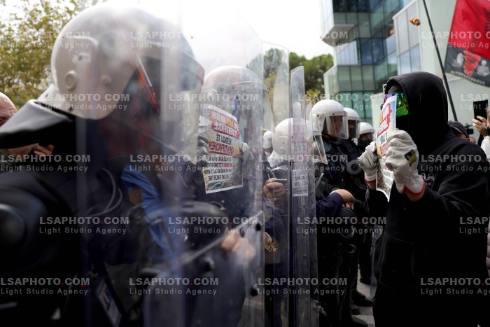Protesta e Thirrur nga Studentet Perpara Parlamentit