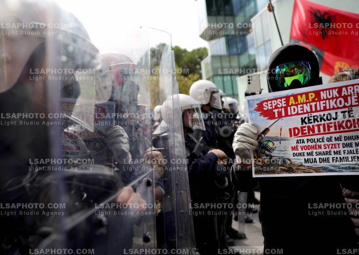 Protesta e Thirrur nga Studentet Perpara Parlamentit