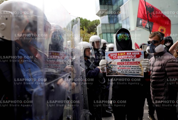 Protesta e Thirrur nga Studentet Perpara Parlamentit