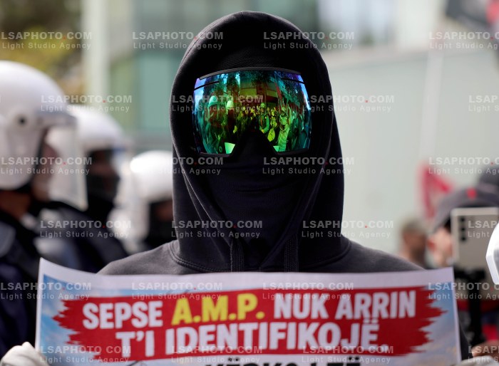 Protesta e Thirrur nga Studentet Perpara Parlamentit