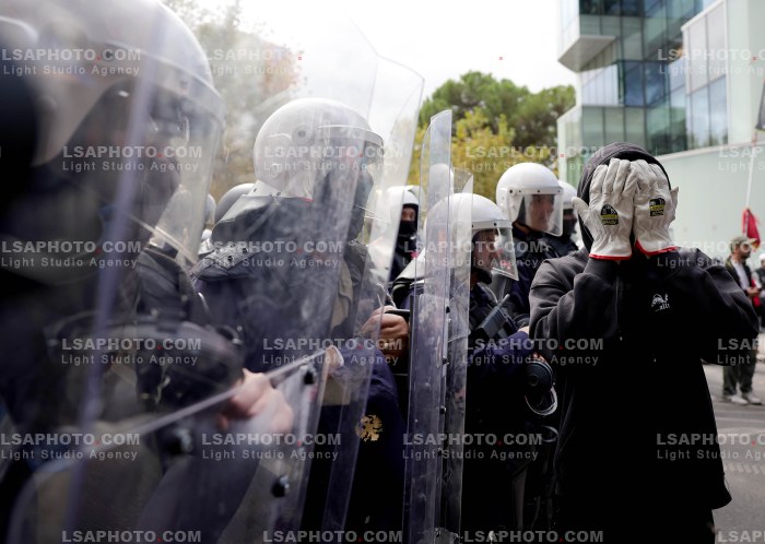 Protesta e Thirrur nga Studentet Perpara Parlamentit