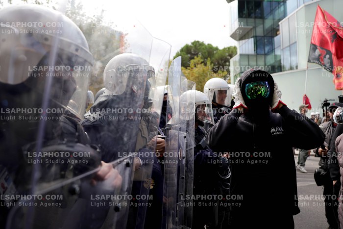 Protesta e Thirrur nga Studentet Perpara Parlamentit