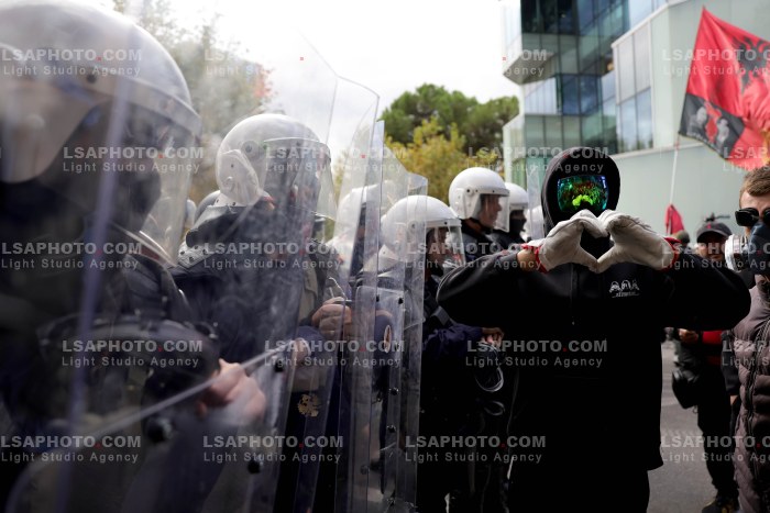 Protesta e Thirrur nga Studentet Perpara Parlamentit