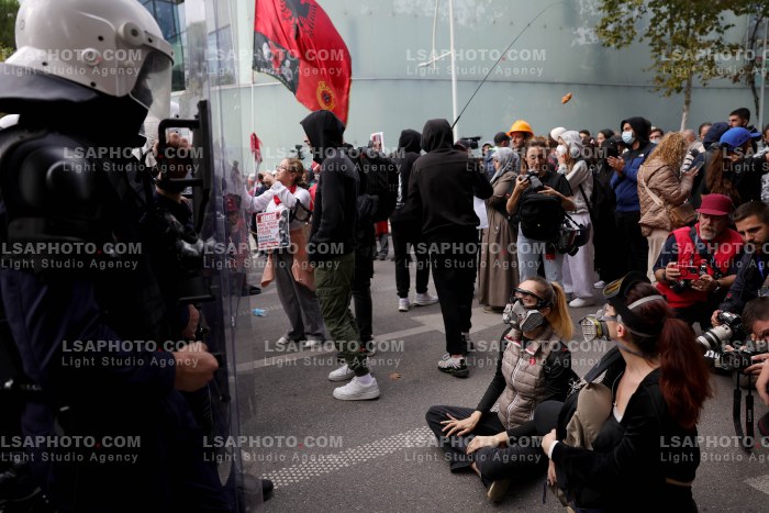 Protesta e Thirrur nga Studentet Perpara Parlamentit