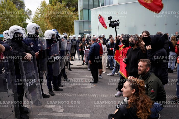 Protesta e Thirrur nga Studentet Perpara Parlamentit