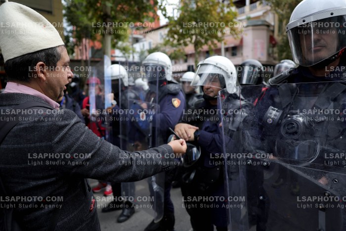 Protesta e Thirrur nga Studentet Perpara Parlamentit