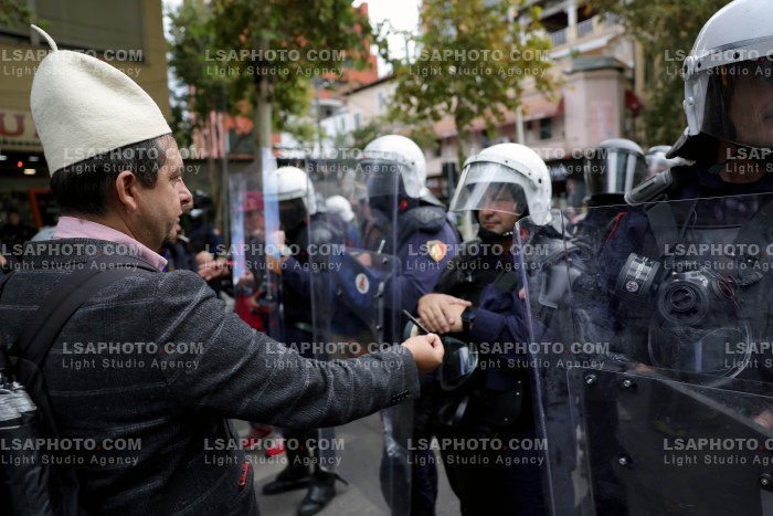 Protesta e Thirrur nga Studentet Perpara Parlamentit