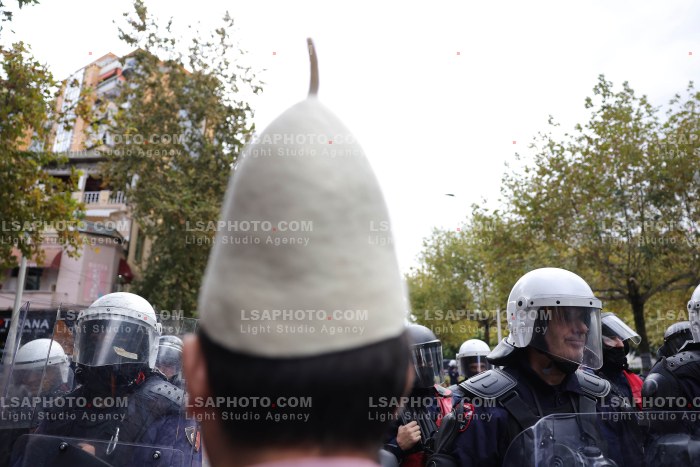 Protesta e Thirrur nga Studentet Perpara Parlamentit