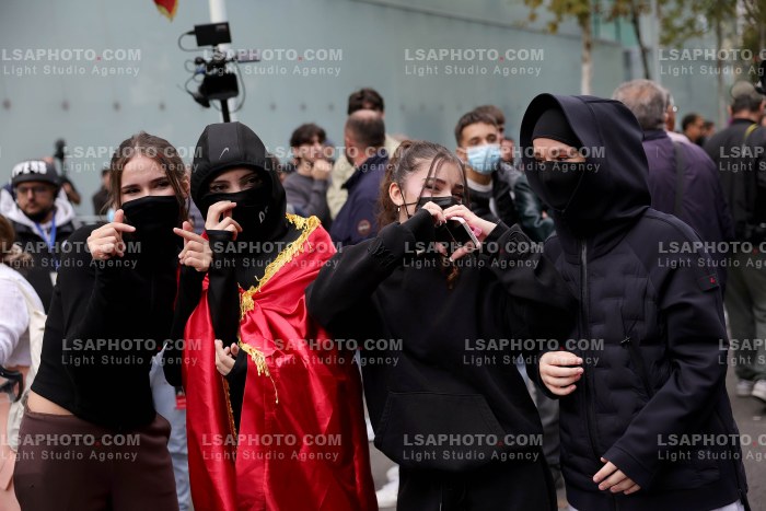 Protesta e Thirrur nga Studentet Perpara Parlamentit