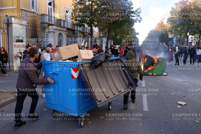 Protesta e Thirrur nga Studentet tek Ministria e Arsimit