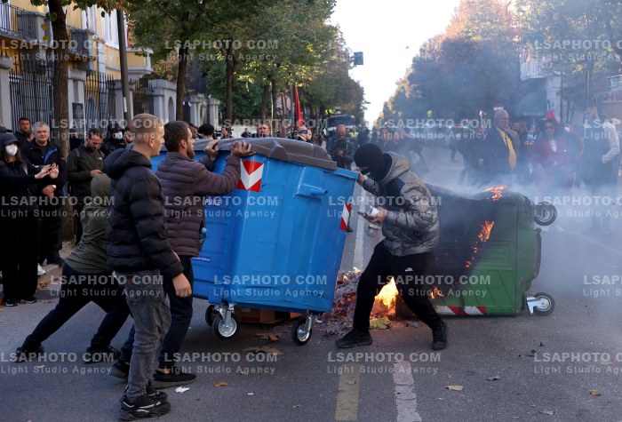 Protesta e Thirrur nga Studentet tek Ministria e Arsimit