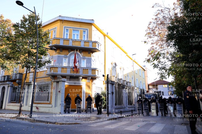 Protesta e Thirrur nga Studentet tek Ministria e Arsimit