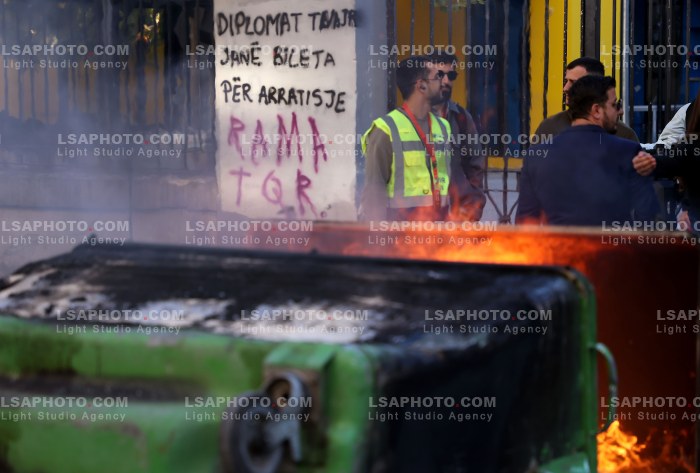Protesta e Thirrur nga Studentet tek Ministria e Arsimit