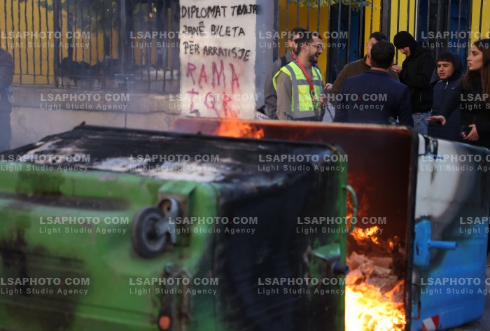 Protesta e Thirrur nga Studentet tek Ministria e Arsimit