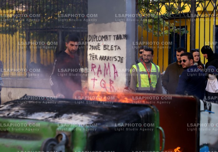 Protesta e Thirrur nga Studentet tek Ministria e Arsimit