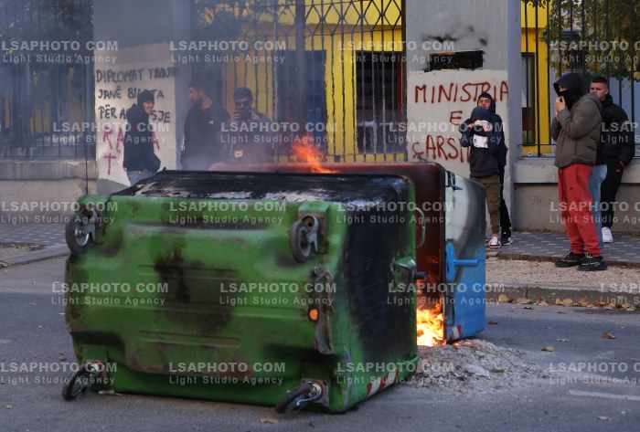 Protesta e Thirrur nga Studentet tek Ministria e Arsimit
