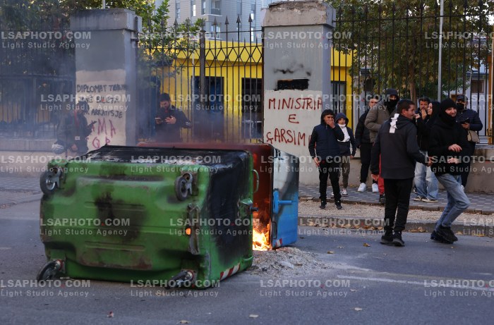 Protesta e Thirrur nga Studentet tek Ministria e Arsimit