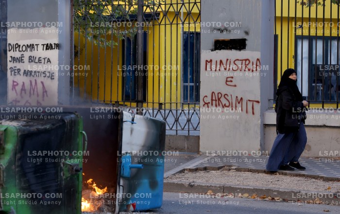 Protesta e Thirrur nga Studentet tek Ministria e Arsimit