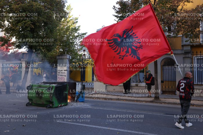 Protesta e Thirrur nga Studentet tek Ministria e Arsimit