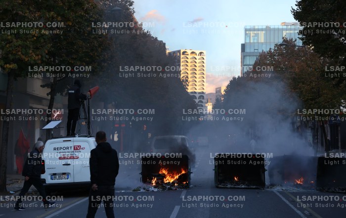 Protesta e Thirrur nga Studentet tek Ministria e Arsimit