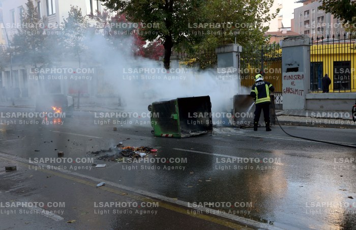 Protesta e Thirrur nga Studentet tek Ministria e Arsimit