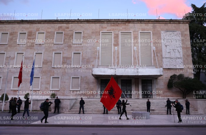 Protesta e Thirrur nga Studentet tek Ministria e Arsimit