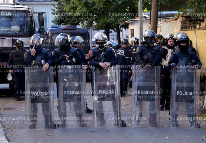 Protesta e Thirrur nga Studentet tek Ministria e Arsimit